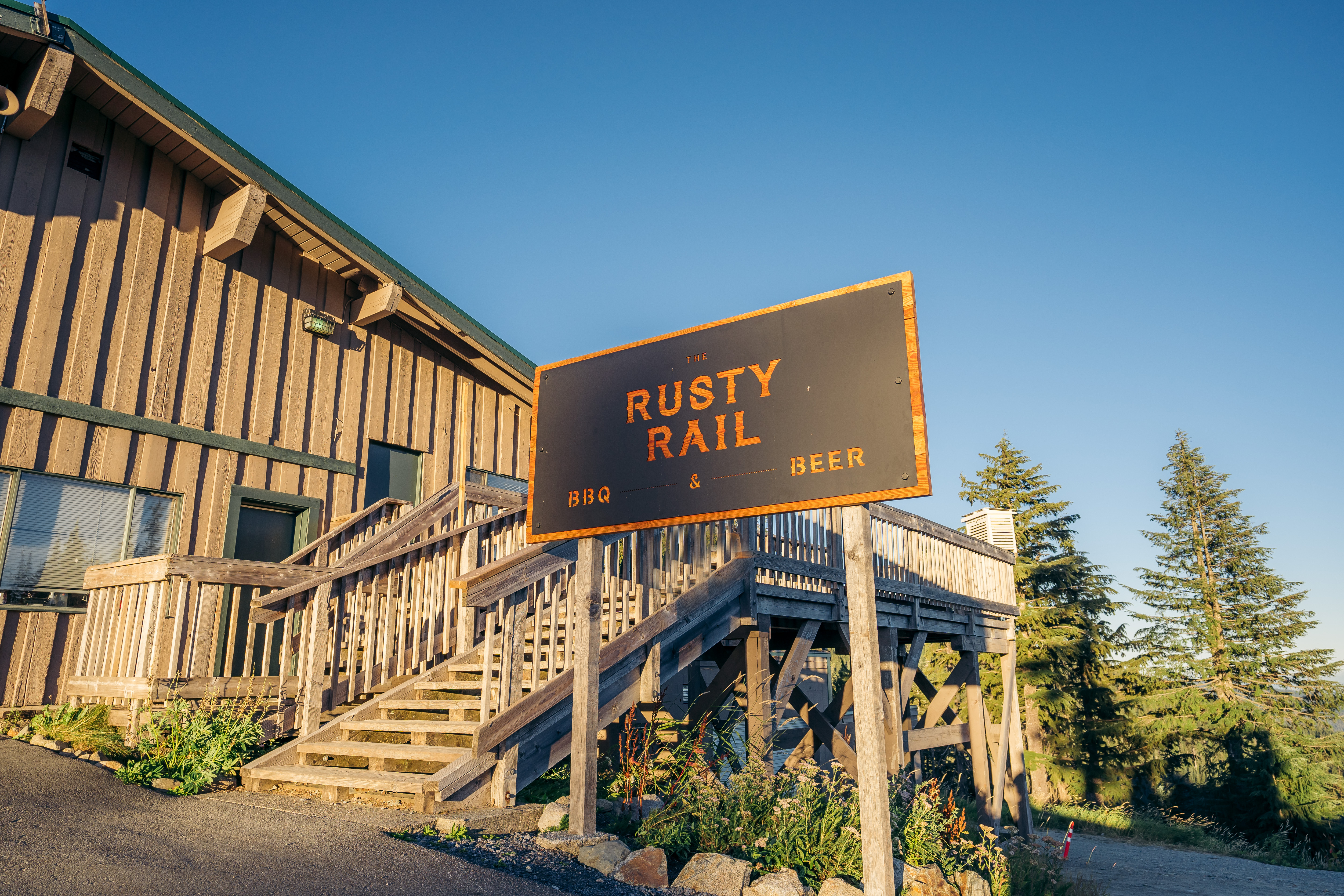 Rusty Rail Outdoor B.B.Q. & Beer Garden, restaurant in Upper Lonsdale, North Vancouver BC